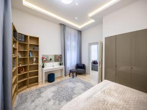 - une chambre avec un lit et un bureau dans l'établissement Central Market Residence, à Budapest