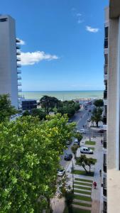 uma vista para uma rua com uma praia e uma cidade em Hotel Bertiami em Mar del Plata