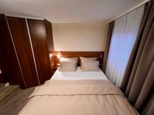 Ein Bett oder Betten in einem Zimmer der Unterkunft Apartmány Teddy Bojnice