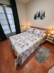 1 dormitorio con cama y alfombra en CAMBARAL 1E, en Luarca