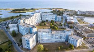 eine Luftansicht einer Stadt mit hohen Gebäuden in der Unterkunft Ferienwohnung Spatzennest in Heiligenhafen