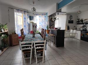 cocina con mesa y sillas en una habitación en Chambre chez l'habitant passiflore une, deux ou trois personnes, en Derval