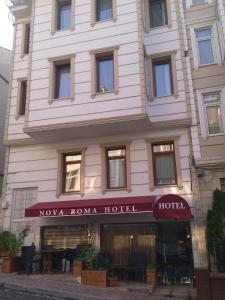 un grand bâtiment blanc avec un hôtel dans l'établissement Nova Roma Hotel, à Istanbul