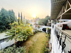 a garden with flowers on the side of a building at Spacious Colonial 4BHK; Green Lawn;Outdoor Jacuzzi in Dehradun