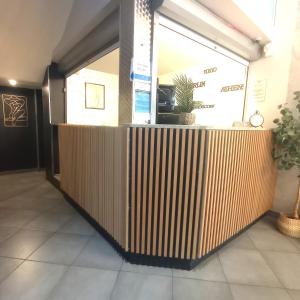 um restaurante com um balcão de madeira no átrio em H33 Hôtel em Nice