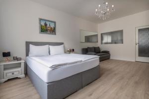 Postel nebo postele na pokoji v ubytování Prague Serenity Suites and Apartments