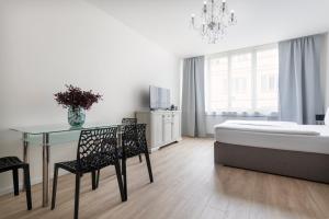 Postel nebo postele na pokoji v ubytování Prague Serenity Suites and Apartments