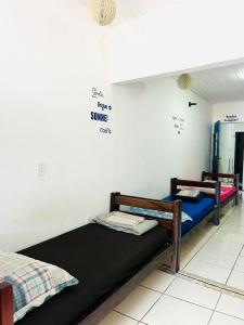 una camera con due letti di adriana hostel a Itacaré
