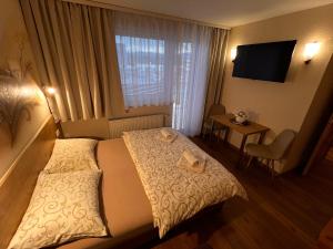 Ein Bett oder Betten in einem Zimmer der Unterkunft Apartmány Teddy Bojnice