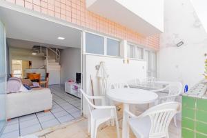 een woonkamer met een witte tafel en stoelen bij PFL03 Apto 3 Quartos a 250m da Praia in Salvador