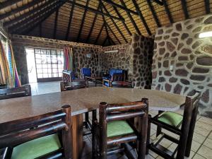 comedor con mesa grande y sillas en Moletani Game Ranch en Kareefontein
