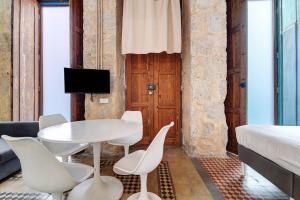 um quarto com uma mesa e cadeiras e uma cama em Apto López - Casa San Marcial em Las Palmas de Gran Canaria