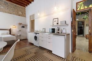 uma cozinha com máquina de lavar e secar roupa num quarto em Apto López - Casa San Marcial em Las Palmas de Gran Canaria