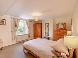 sypialnia z dużym białym łóżkiem i oknem w obiekcie 3 Bed in Newlands Valley SZ345 w mieście Braithwaite