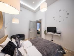 ブダペストにあるCentral Market Residenceのベッドルーム1室(ベッド1台、壁掛け時計付)