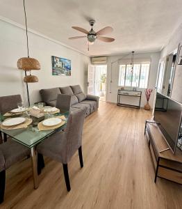 uma sala de estar com uma mesa e um sofá em Sonido del Mar em Gran Alacant