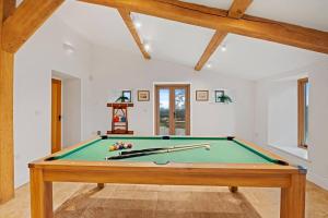 uma mesa de bilhar numa sala de estar com afits em Knoll View Ranch - Group Hot Tub em Shepton Mallet