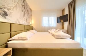 En eller flere senge i et værelse på VILLA - BELLISSIMA Malinska with private heated pool and table tennis - smart TV + 51 billeder