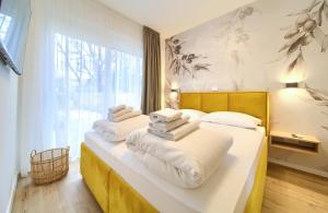 En eller flere senge i et værelse på VILLA - BELLISSIMA Malinska with private heated pool and table tennis - smart TV