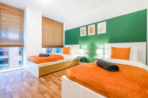 um quarto com 2 camas e uma parede verde em Emerald Retreat - City Centre - Free Parking, Fast WiFi and Smart TV by Yoko Property em Derby