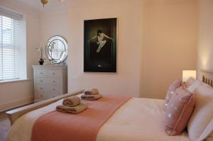 Ένα ή περισσότερα κρεβάτια σε δωμάτιο στο Driftwood Designer Apartment
