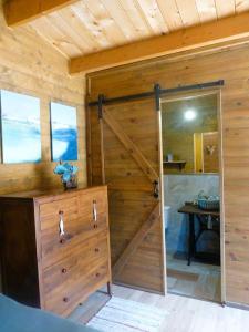 una puerta de madera en una habitación con una pared de madera en Casita Louisa, en Chiclana de la Frontera