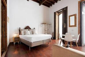 una camera con letto, tavolo e sedie di Apto Don Pepe - Casa San Marcial a Las Palmas de Gran Canaria