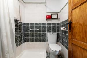 e bagno con servizi igienici, lavandino e vasca. di Apto Don Pepe - Casa San Marcial a Las Palmas de Gran Canaria