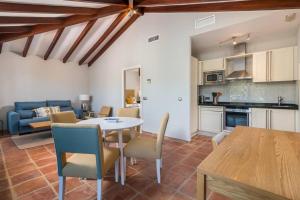 een keuken en een woonkamer met een tafel en stoelen bij 7 Room Villa Mansion - Sleeps 16+ in San Roque