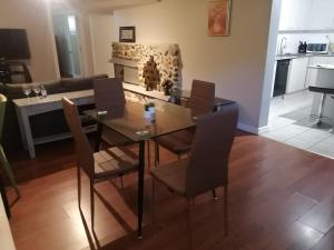 een eetkamer met een tafel en stoelen en een open haard bij Comfortable 2-bedroom, private kitchen and bathroom in Montreal