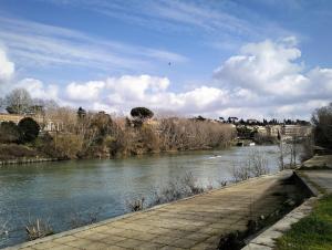 a river with a walkway next to a river at Vista sul Tevere in Rome