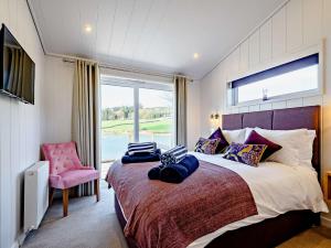 Un dormitorio con una cama grande y una ventana en 2 bed in Castle Douglas 77837 en Auchencairn