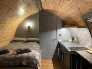 Postel nebo postele na pokoji v ubytování Bonny Wee Snug - Pod in Spean Bridge