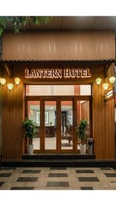 胡志明市的住宿－Lantern Hotel，酒店入口处设有读灯标志