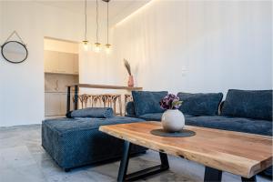 sala de estar con sofá y mesa en Noho Villas @ Sunlit house Paros, en Nea Cryssi Akti