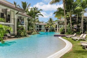 Piscina de la sau aproape de Poolside at Temple Resort - A Lush Tropical Escape