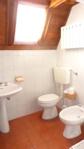 Holiday House Casini di Corte في Corfino: حمام مع مرحاض ومغسلة