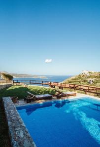 basen z widokiem na ocean w obiekcie Your-Villa, Villas in Crete w Chanii