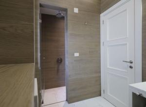 um chuveiro com uma porta de vidro na casa de banho em Stylish modern studio in Budva with a sea view em Budva