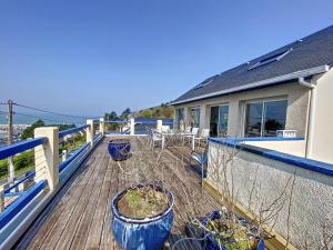 eine Terrasse mit Blaupflanzen auf einem Haus in der Unterkunft Maison vue mer, port et ville in Fécamp