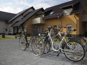 un grupo de bicicletas estacionadas frente a un edificio en 2-room apartment in Lübben in the Spreewald en Lübben