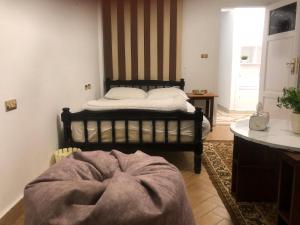 Bett in einem Zimmer mit in der Unterkunft cozy room near the airport in Kairo
