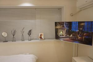 een kamer met een raam met een woonkamer bij NEW OPEN-Oublier,SEOUL STN 5min by walk,Cozy Home in Seoul