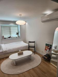 een woonkamer met een bed en een salontafel bij NEW OPEN-Oublier,SEOUL STN 5min by walk,Cozy Home in Seoul