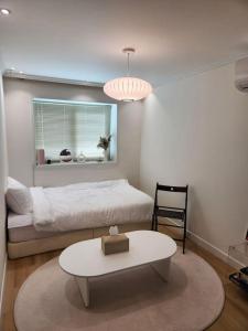 een slaapkamer met een bed en een salontafel bij NEW OPEN-Oublier,SEOUL STN 5min by walk,Cozy Home in Seoul