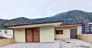 バーニョスにあるBienvenido a tu casa en Bañosの山を背景にした家
