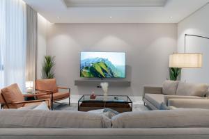 a living room with a couch and a table at أكاريم الملقا Akareem AL-Malqa in Riyadh