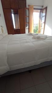 1 cama blanca grande en una habitación con ventana en Mirador de Nieva en San Salvador de Jujuy