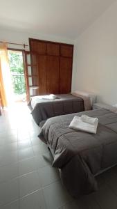 un grupo de 3 camas en una habitación en Mirador de Nieva en San Salvador de Jujuy