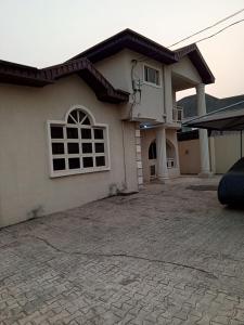 ein Haus mit einer steinernen Einfahrt davor in der Unterkunft Treasure apartment in Lagos